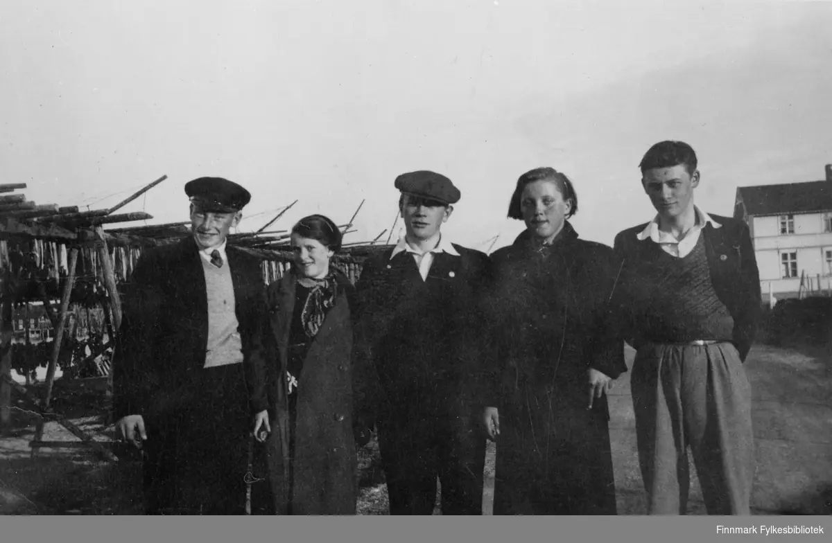 Ungdommer samlet ved Bedehuset i Kiberg. Nr. 2 fra venstre er Lilly Strige. Hvem er de andre? Vi tar gjerne mot informasjon.