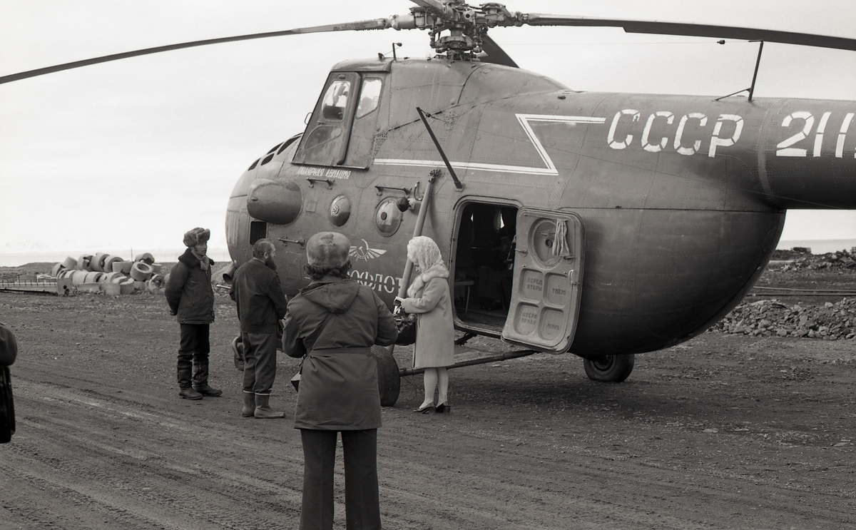 20 kvinner fra Barentsburg og Pyramiden på besøk hos husmorlaget i Longyearbyen. De fra pyramiden kom med helikopter (Mil MI-4), og de fra Barentsburg med båt. 