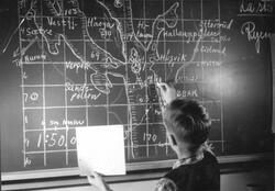 En gutt fra Møllergata skole tegner et kart over Drøbak.