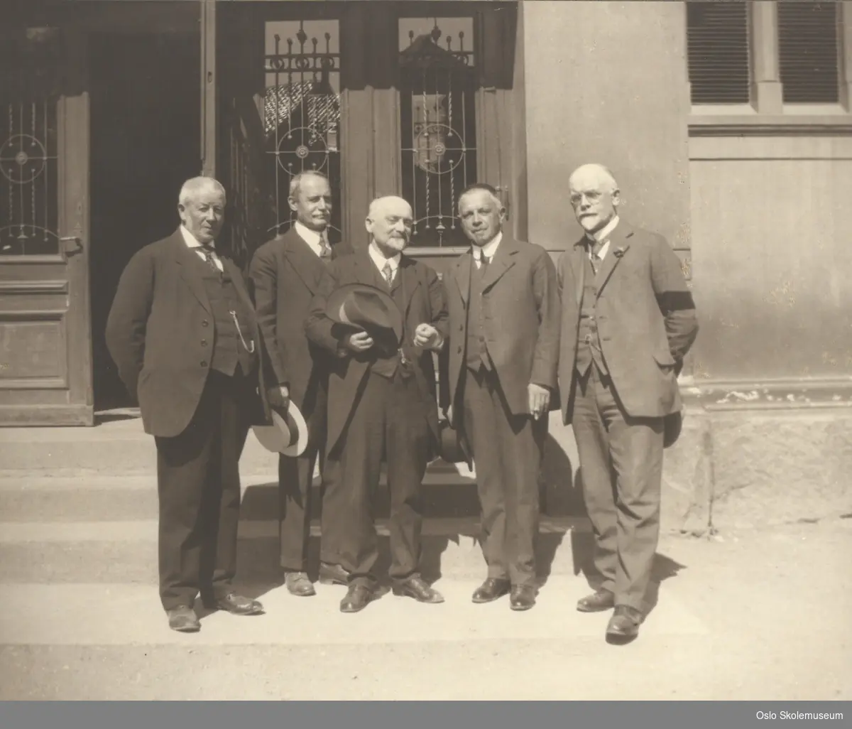 Deler av lærerpersjonalet på Vestheim skole oppstilt foran skolen i 1922.
