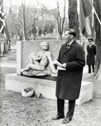1. mai 1966. Torbjørn Berntsen taler ved Hansteen og Wickstr