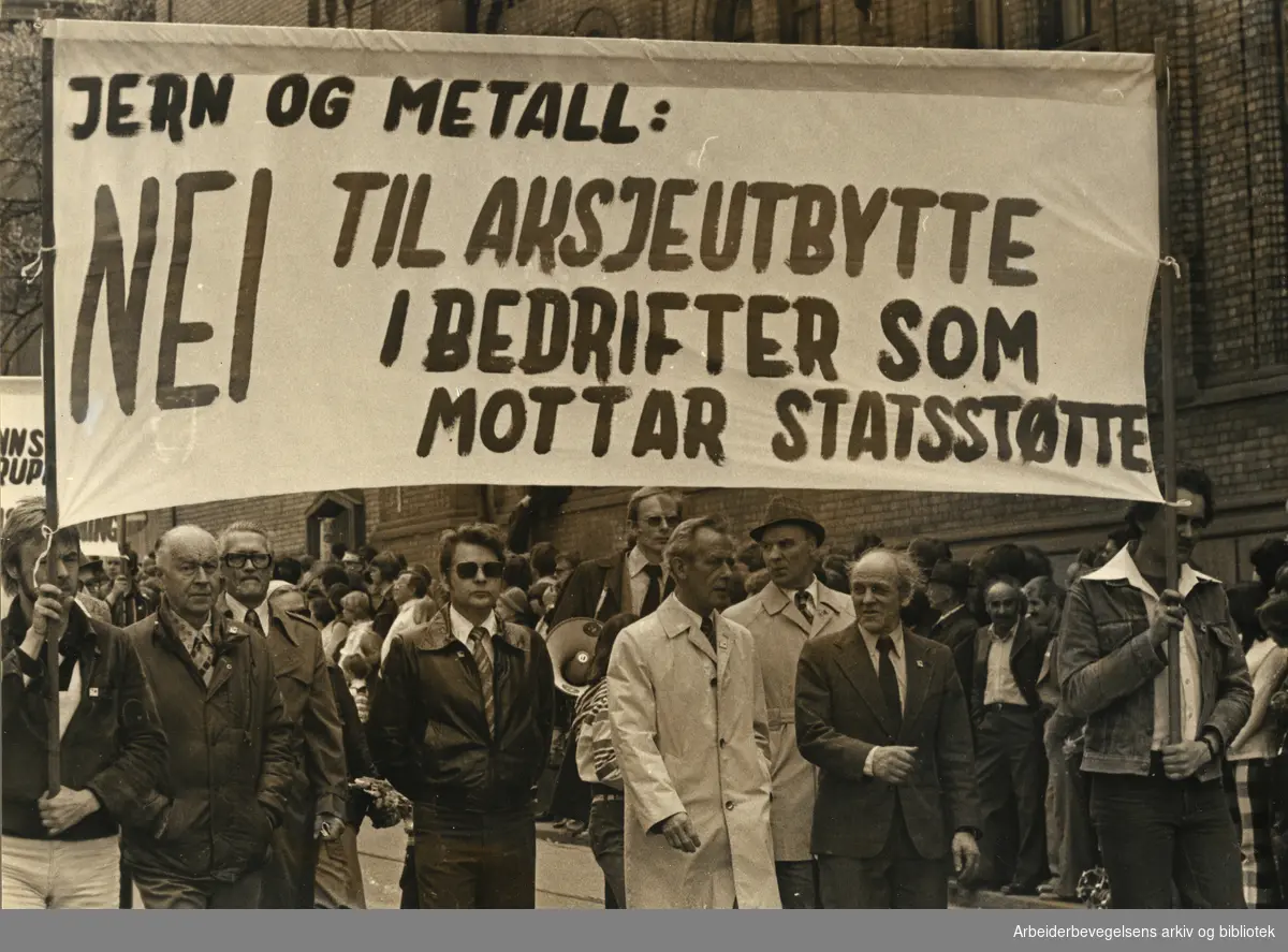 1. mai 1978, Oslo. Avisutklipp bakpå med tekst: Oslo Jern og Metalls parole med teksten:" Nei til aksjeutbytte i bedrifter som mottar statstøtte. " hadde godt gehør blant de som stod å så på toget til Oslo faglige Samorganisasjon.