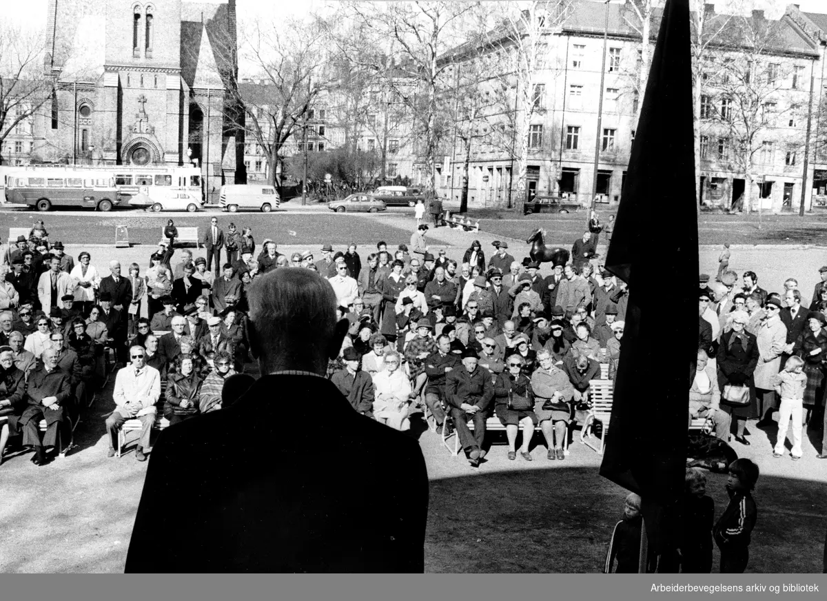 1. mai 1978, i Oslo. Person: Einar Gerhardsen, sett bakfra. Tekst bakpå bildet skrevet med tusj: Gerhardsen taler i Birkelunden