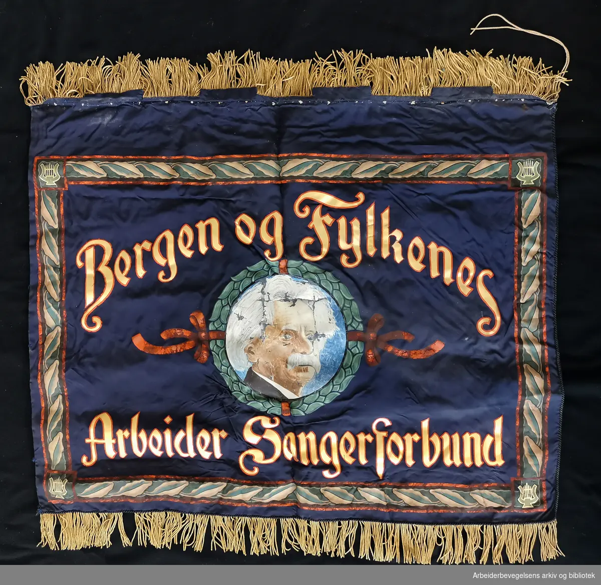Bergen og Fylkenes Arbeider Sangerforbund. Fane fra 1946. Forside. Bakside er AAB-128130.jpg. Malt av Alfred Olsen.