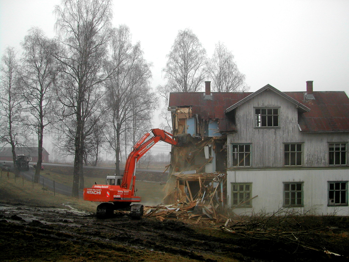 Huset "Sibirien" ble sansynligvis flyttet fra Hønefoss ca. 1900. (noe usikkert),  Edv. Loyd eide da både Hønefoss bruk og Vittingfoss bruk. 
Huset var først funksjonærbolig siden ombygd til flere leiligheter for andre ansatte i papirfabrikken.  Huset revet 2002.