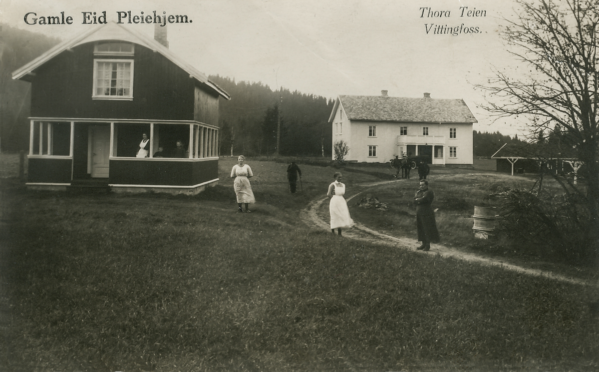 Thora Teien drev privat pleiehjem på Gamle-Eid på Eidsvenna etter at selve gårdsbruket (låven) ble flyttet nærmere Lågen.
Personene ikke verifiserte.