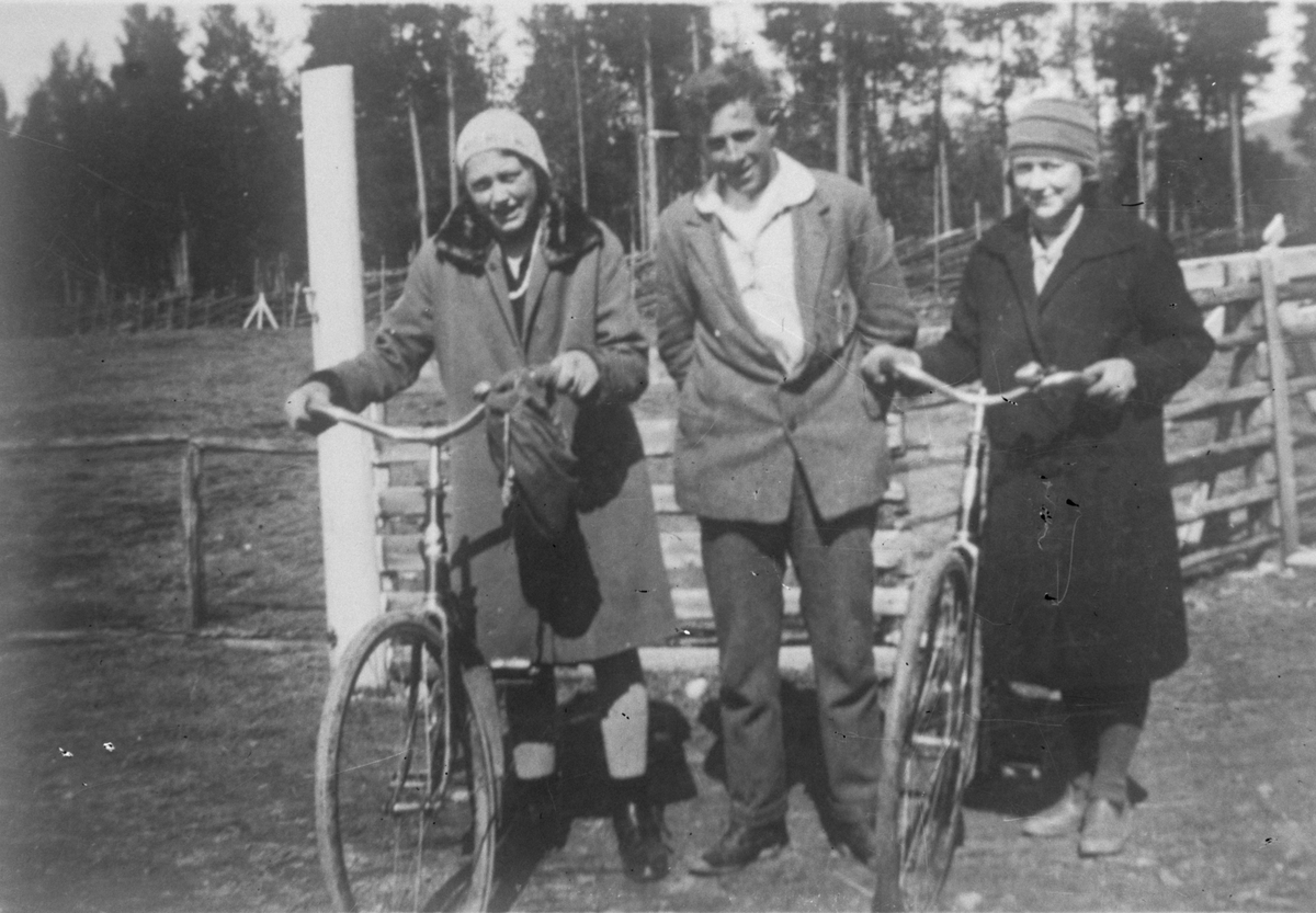Repro: Mann og to kvinner med sykkel