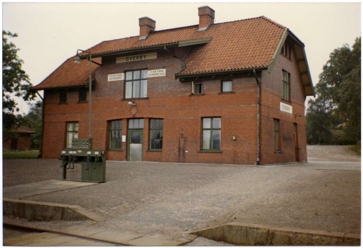 Trafikplats anlagd 1903. Stationshus i en och en halv våning i sten. Expeditionslokalerna renoverades 1945.
