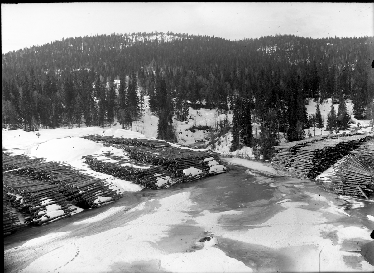 Landskapsmitiv med tømmerleggene klar til fløtning ved Smalvann.


Fotosamling etter fotograf og skogsarbeider Ole Romsdalen (f. 23.02.1893).