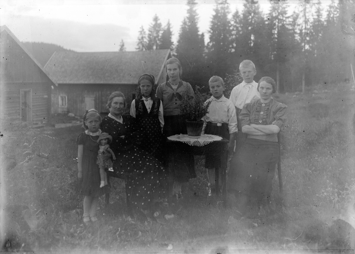 Gruppeportrett, antakelig familie ved bord. Familien Romsdalen. Oles kone Aasta Ronsdalen (Knutsen) helt til høyre. Antagelig deres barn 

Fotosamling etter fotograf og skogsarbeider Ole Romsdalen (f. 23.02.1893).