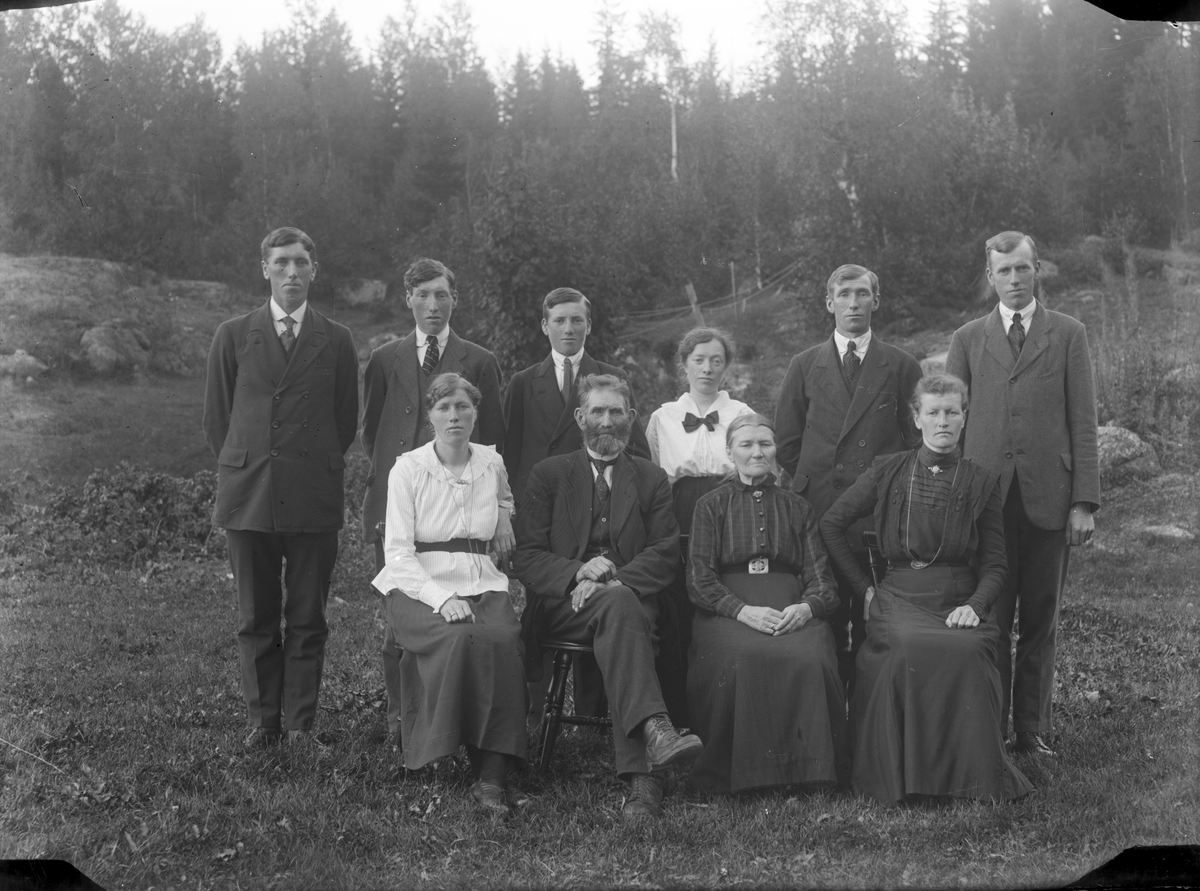 Gruppeportrett av familien Stendalen.

Fotosamling etter fotograf og skogsarbeider Ole Romsdalen (f. 23.02.1893).