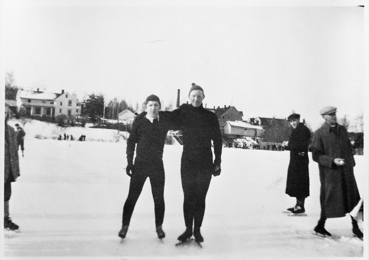 Skøyteløp på Skreia Idrettsplass 1947. Løperne er Birger Nergård og Trygve Nordeng. Tidtakere er Konrad Johannesen og Halvar Dybdahl.