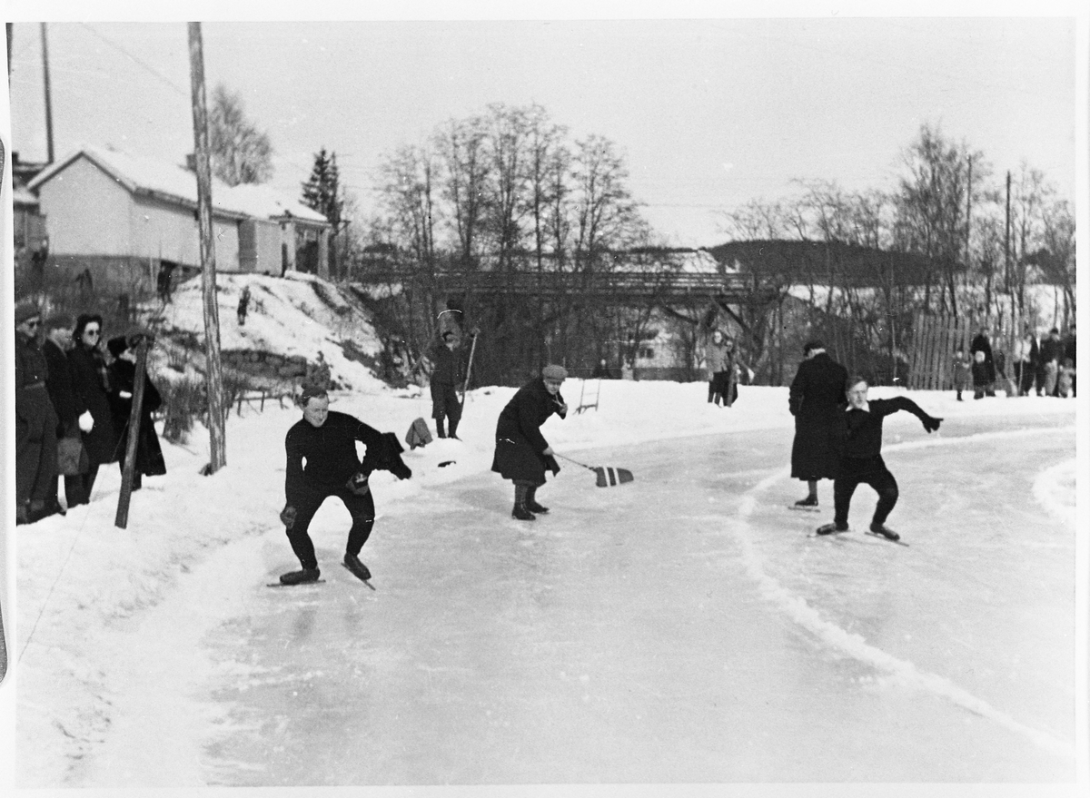 Skøyteløp på Skreia Idrettsplass 1947. Løperne er Birger Nergård i indre bane, Trygve Nordeng i ytre. Tidtaker er Konrad Johannesen, starter Alf Andresen.