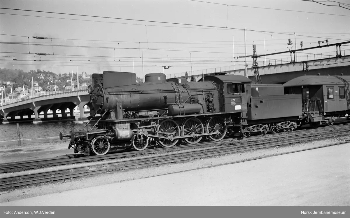 Damplokomotiv type 30a nr. 278 med persontog på Drammen stasjon