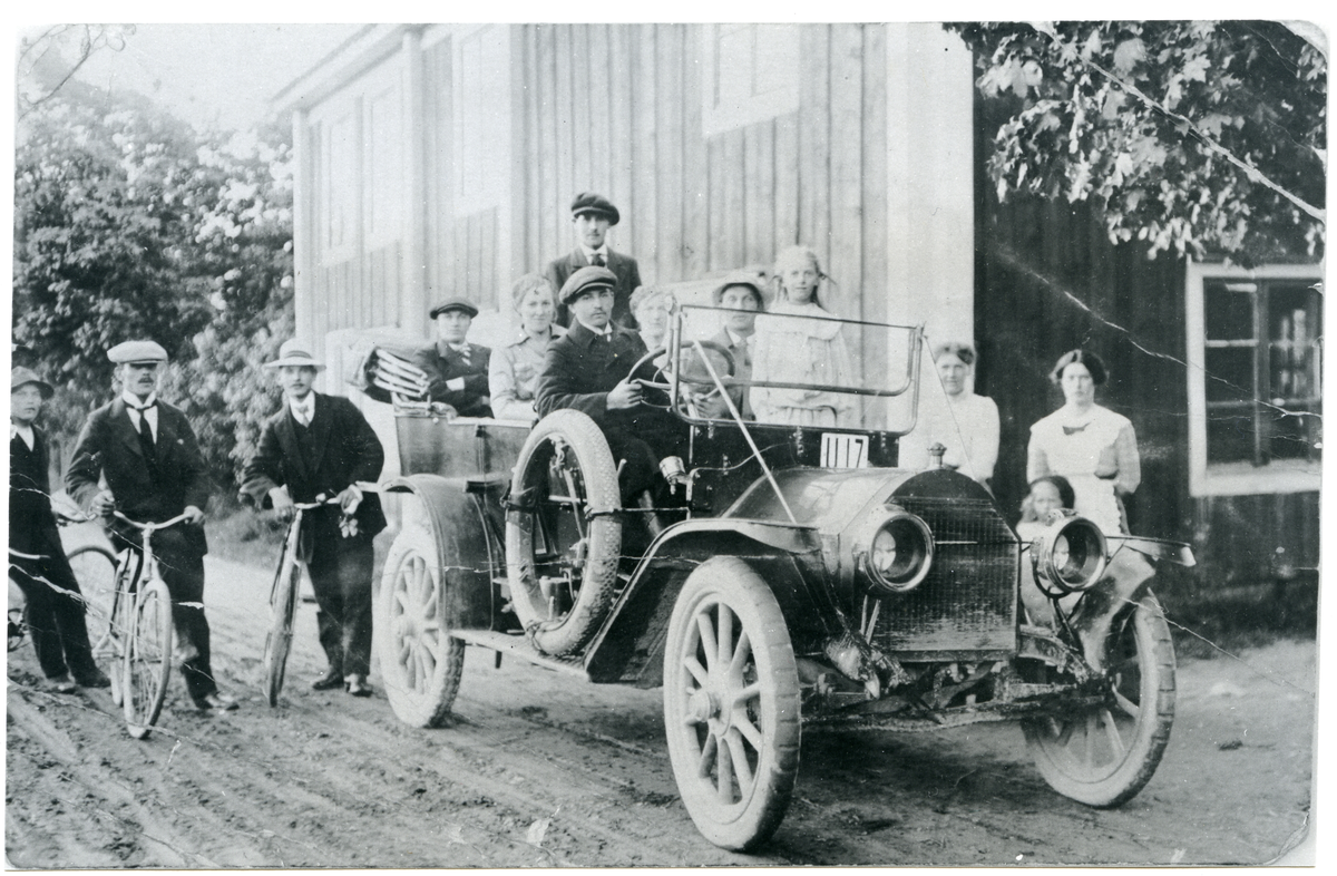 Sala sf.
Åkeriägare Janne Wallin vid ratten på sin bil, 1920-talet.