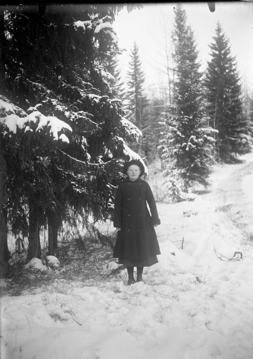 Portrett av kvinne langs en vintervei

Fotosamling etter fotograf og skogsarbeider Ole Romsdalen (f. 23.02.1893).