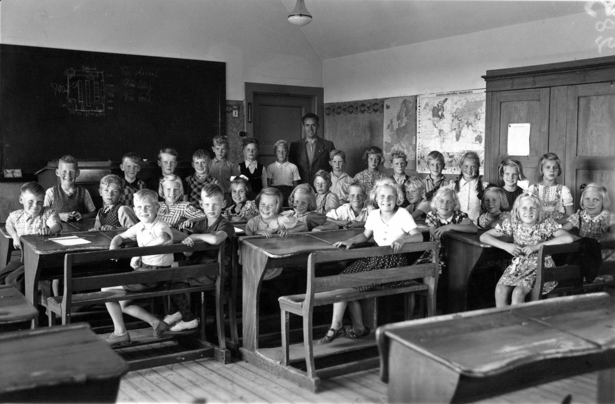 Skolklass  med bland andra eleverna Gullvi Anderberg, Majvi Jönsson, Berit Anderberg. Asmundtorp, lärare Hejdemann, 1942.