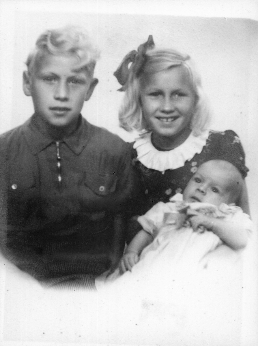 Syskonen Alve, Gullvi och Roland Anderberg, sommaren 1942.