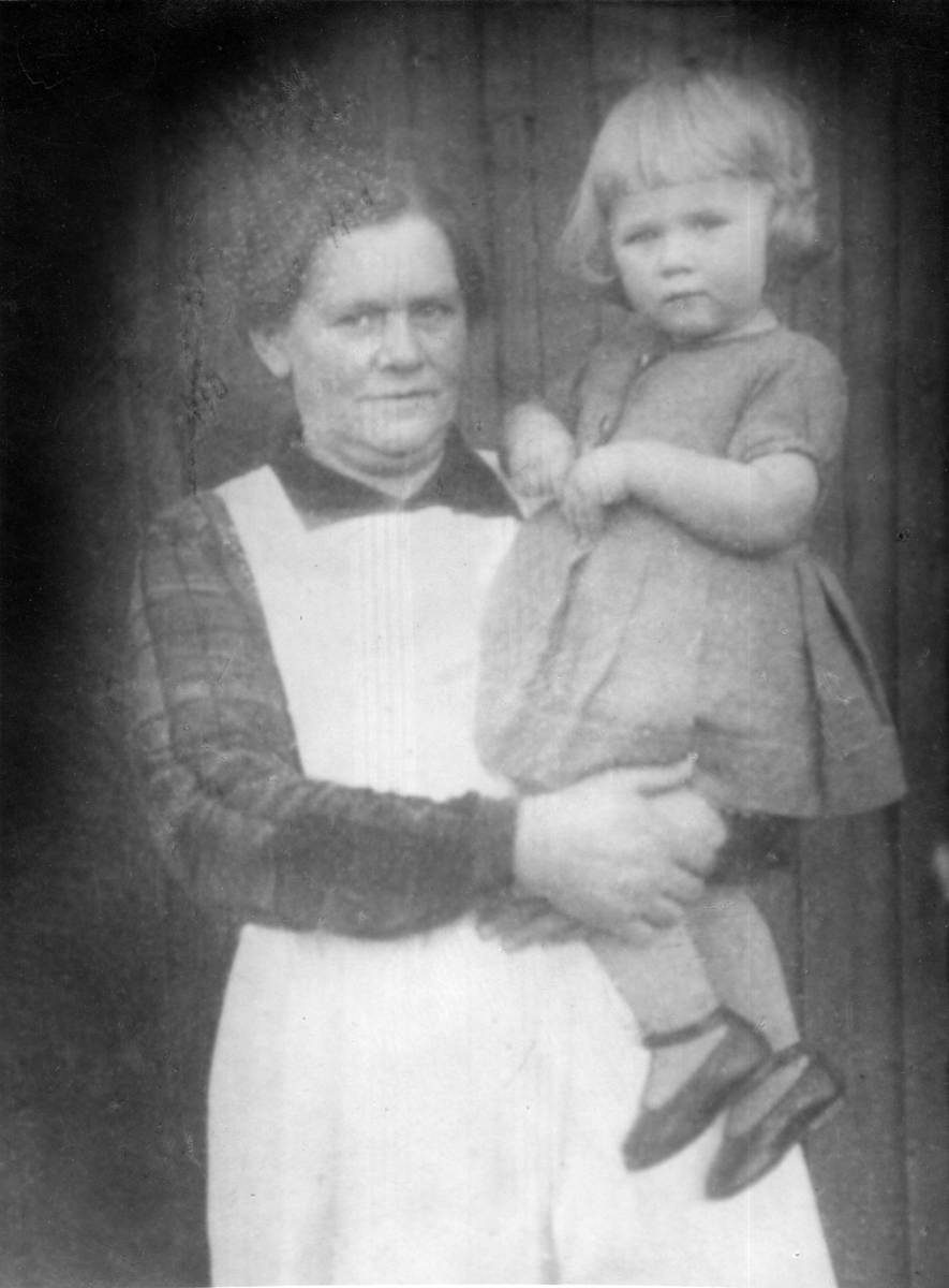 Emelie Fäldt, född Karlsson 1 februari 1885. Här med ett av sina 33 barnbarn, Gullvi Anderberg, född 16 juli 1932. Fotot från 1934, Kustvägen 52 i Asmundtorp.