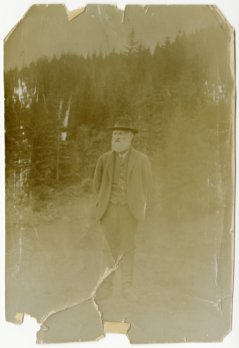 To foto av av Isak Romsdalen (f. 1848) med hånd på bibelen. Far til fotografen Ole Romsdalen (f. 1893)

Gikk også under navnet Isak Andersen 

Fotosamling etter fotograf og skogsarbeider Ole Romsdalen (f. 23.02.1893).