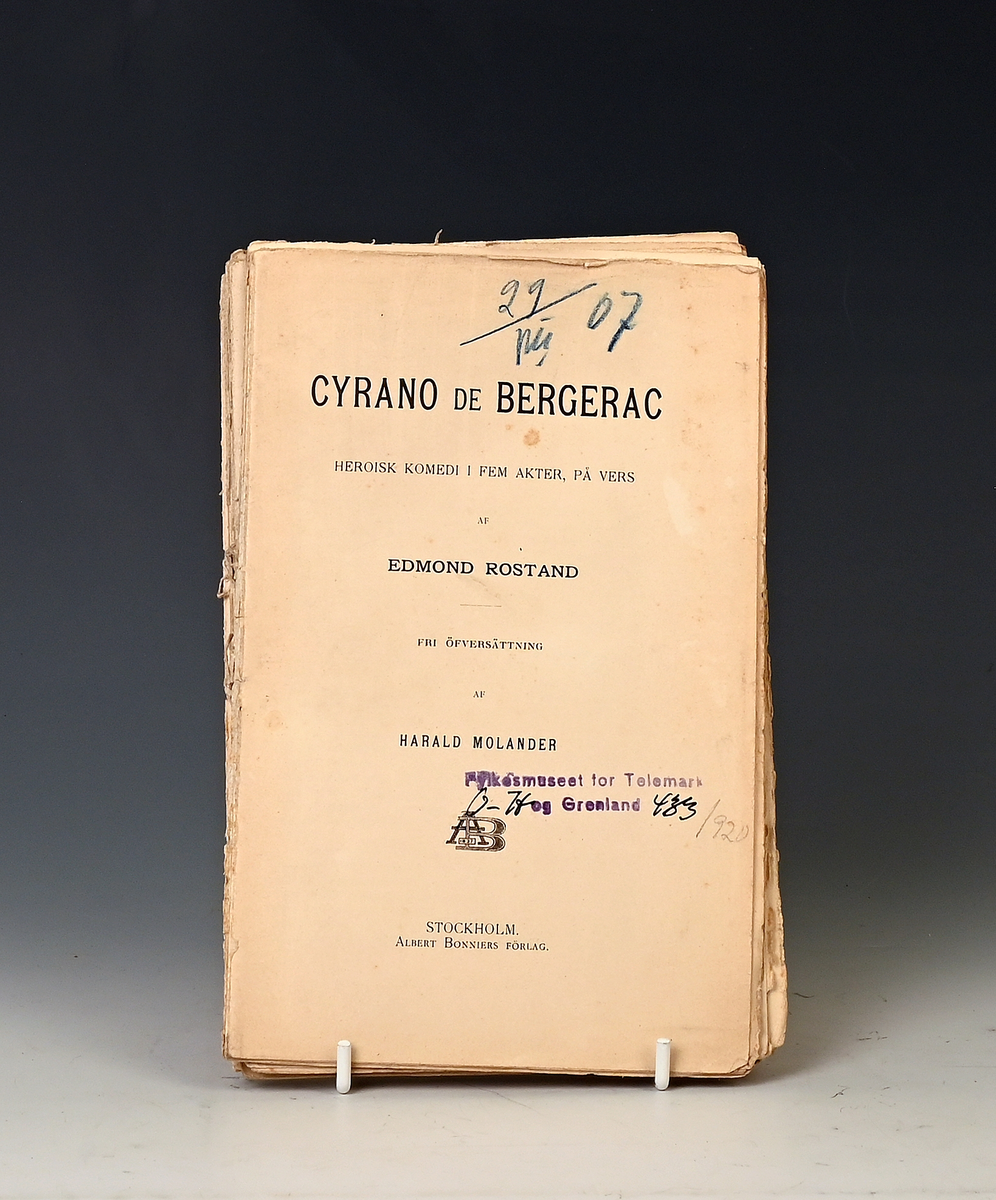Rostand, Edmond. Cyrano de Bergerac. Heroisk komedi. Fri øfversättning af Harald Molander. Stockh. 1900.