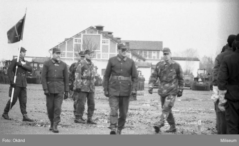 Från vänster: MB:s kommandotecken; okänd; okänd; överste Carl Edholm, chef Ing 2; militärbefälhavaren Syd generallöjtnant Gustaf Welin; okänd.