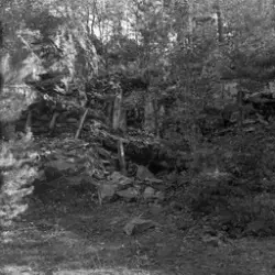Rester av dekningsgrav, Hjelmkollen fort i Halden anlagt 190