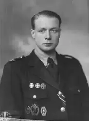 Portrett av mann i hird-uniform,  frontkjempermerke, Svein N