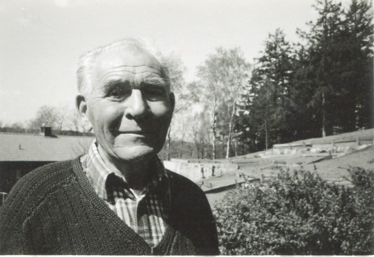 Närbild av "Ryssen" Kondratij Krivtsov, Brattåshemmet 1980-tal. Född 1895 i Ryssland, död 1985. Han odlade upp grönsakslandet bakom Brattåshemmet. Detta medförde att köket var självförsörjande på grönsaker.