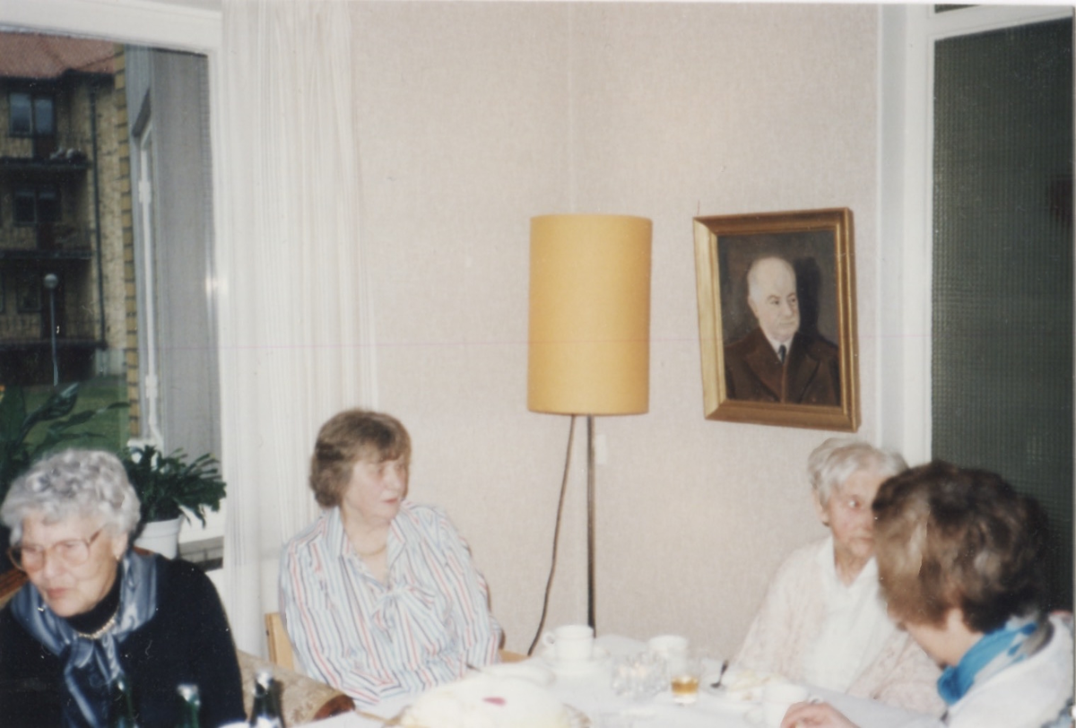 Maria "Maja" Nilsson (1903 - 1989) uppvaktas på Lackarebäckshemmet 1988 när hon fyller 85 år. Från vänster: 1. Astrid Eriksson. 2. Okänd kvinna. 3. Maja Nilsson, 85 år. 4. Okänd kvinna.