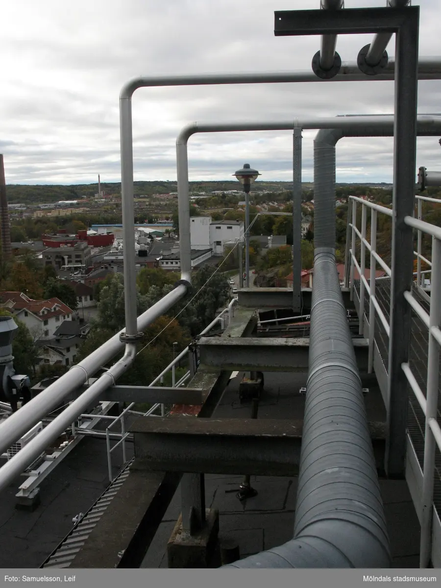 Rörledningar på byggnad vid Soabs industrianläggning i Mölndals Kvarnby, år 2007. Anläggningen användes vid fototillfället av Hexion Speciality Chemicals Sweden AB.