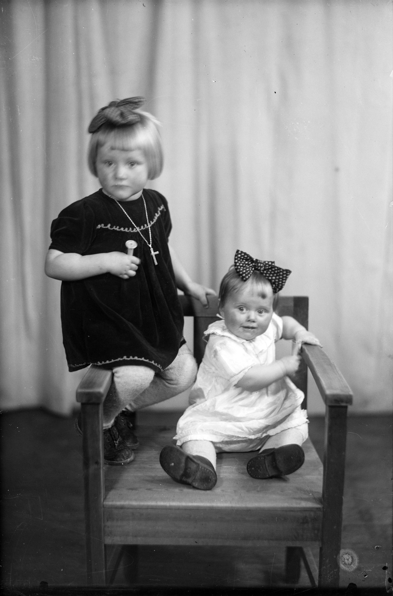 Portrett av to små jenter