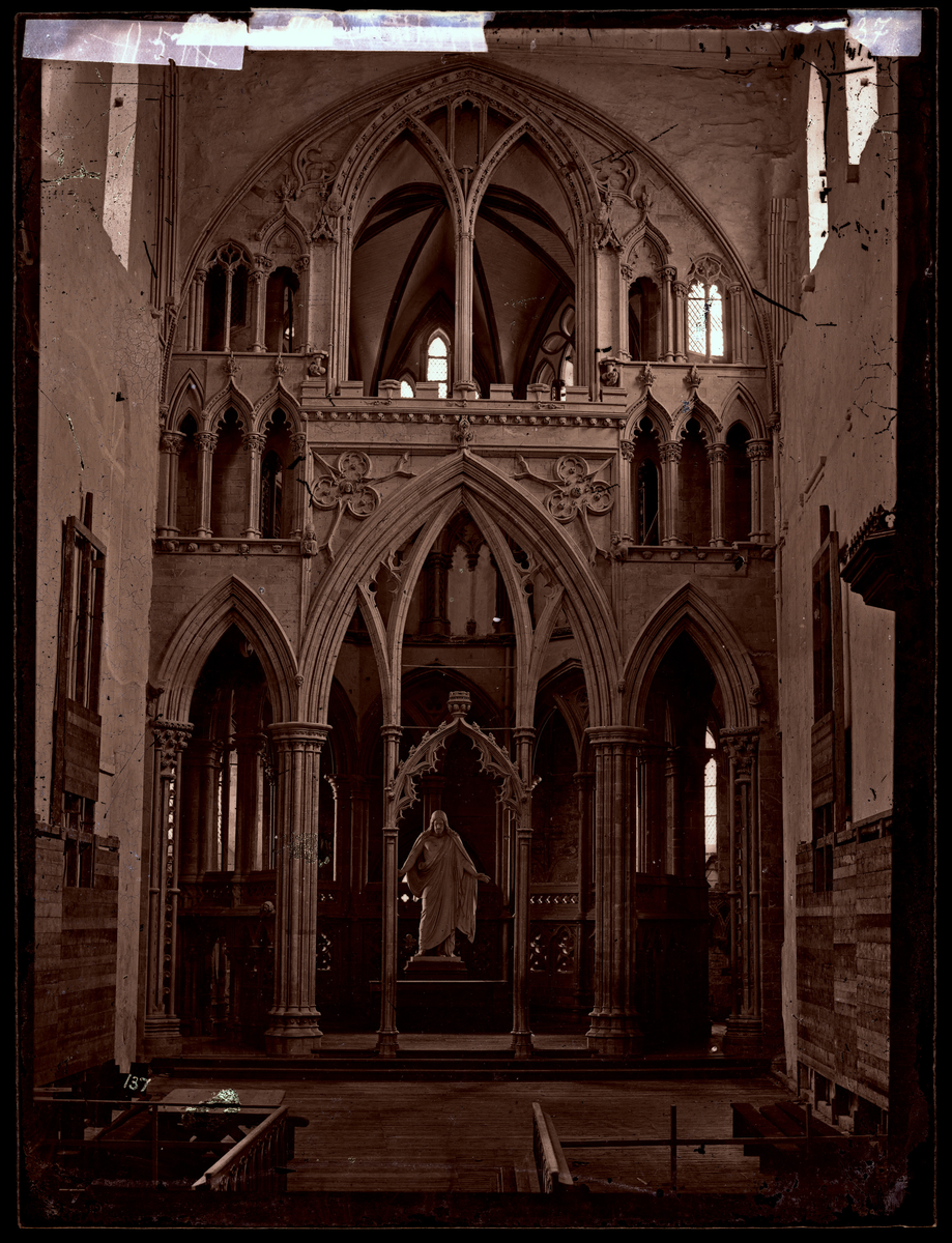 Koret i Nidarosdomen. Bertel Thorvaldsens (1770-1844) Kristusfigur inne i oktogonen. Innmurte sideskip i koret og tregulv.
