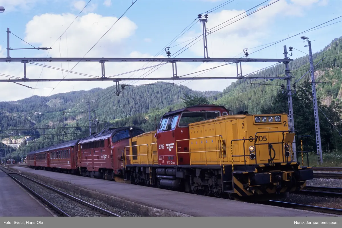 Diesellokomotivene Di 8 705 og Di 3 626 med persontog fra Trondheim til Dombås, tog 408, på Støren stasjon