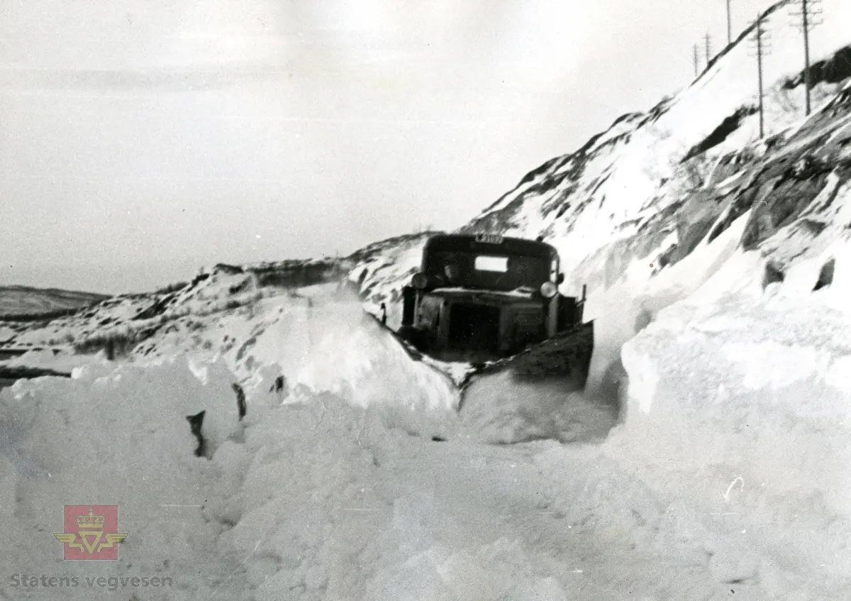 Vinterbilde ved Bodø  - Nordstrandvegen 1. 
 Brøyting med plog og lastebil i 1950-årene. (I følge tidligere merking).