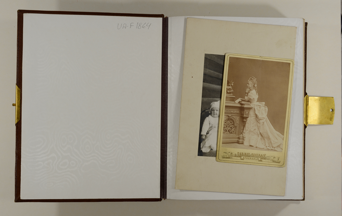 Løst kabinettkort i visittkortalbum. Sigrid Faye født Dahll fotografert på 1870-tallet