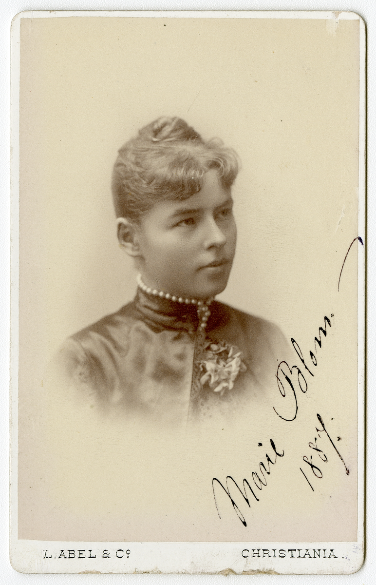 Portrettfoto av Marie Blom, fotografert i 1887

Trolig Marie Blom født 1865 i Gjerpen, gift med Jan Backer
