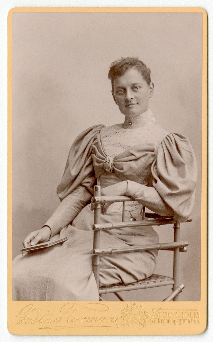 Kabinettkort foto av ukjent kvinne, antagelig tatt på midten av 1890-tallet