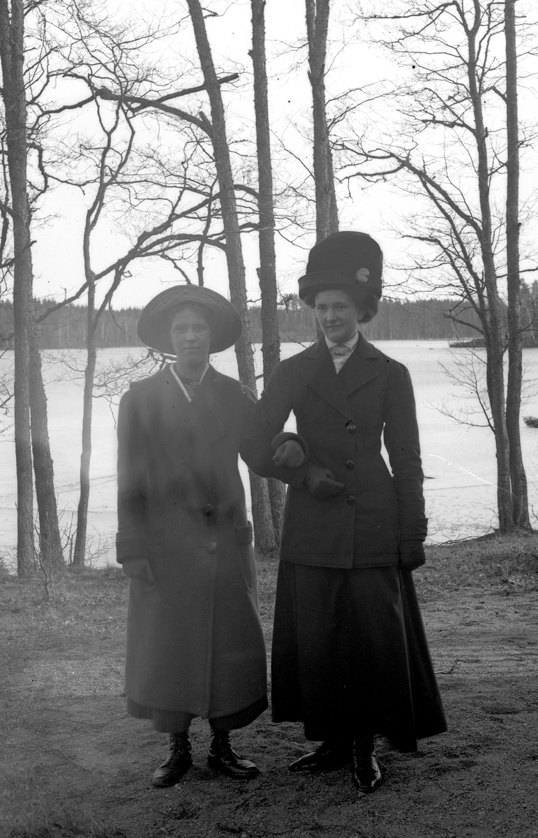 Två kvinnor i stora hattar