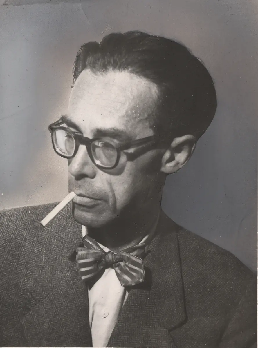 Svart-hvitt portrett av dikteren Rolf Jacobsen med briller, sigarett i munnen og tversoversløyfe.