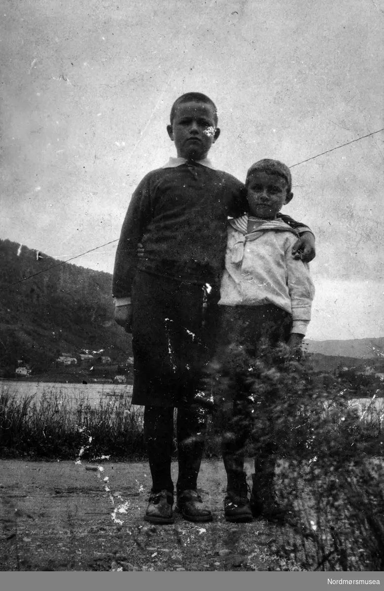 To gutter. Fotografert i Norheimsund i Kvam kommune. Datering er trolig på 1920-tallet. Det er ukjent hvem vi ser på bildet.