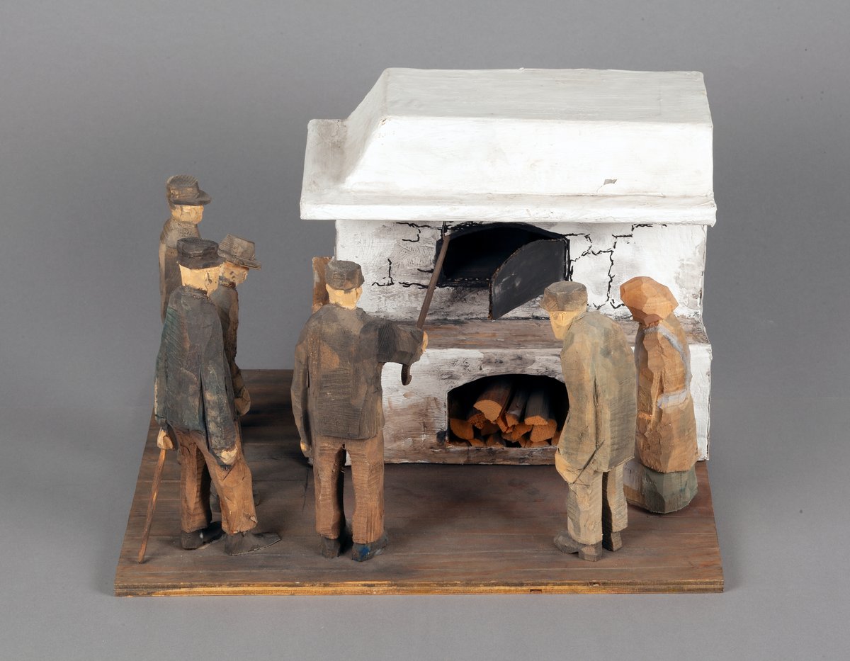 Skulptur av trä. "Brandsynen", tillverkad av Hans Lustig.

Skulpturen framställer fyra män inspekterande en stor spismur med bakugn vid sidan om dem en man och en kvinna betraktande "brandsynen". Hela gruppen står på en platta.