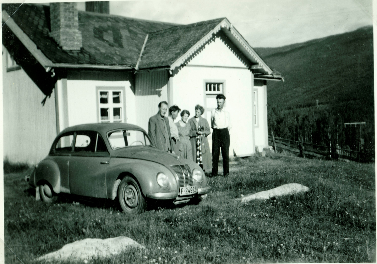 Frå h. Per Grønset, ukjent, Laura Gutigard Turhus, Arne Turhus og ein ukjent. Bilen er ein IFA 1954-55 modell F9 med regnr.F.24992.