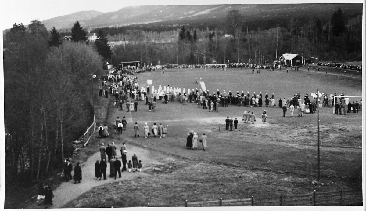 17. mai 1948.  Skoletogene fra Smitborg og Stange skole ankommer Skreia Idrettsplass.