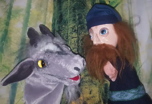 To hånddukker. En grå geit og en mann med rødt hår og skjegg i vikingkostyme.