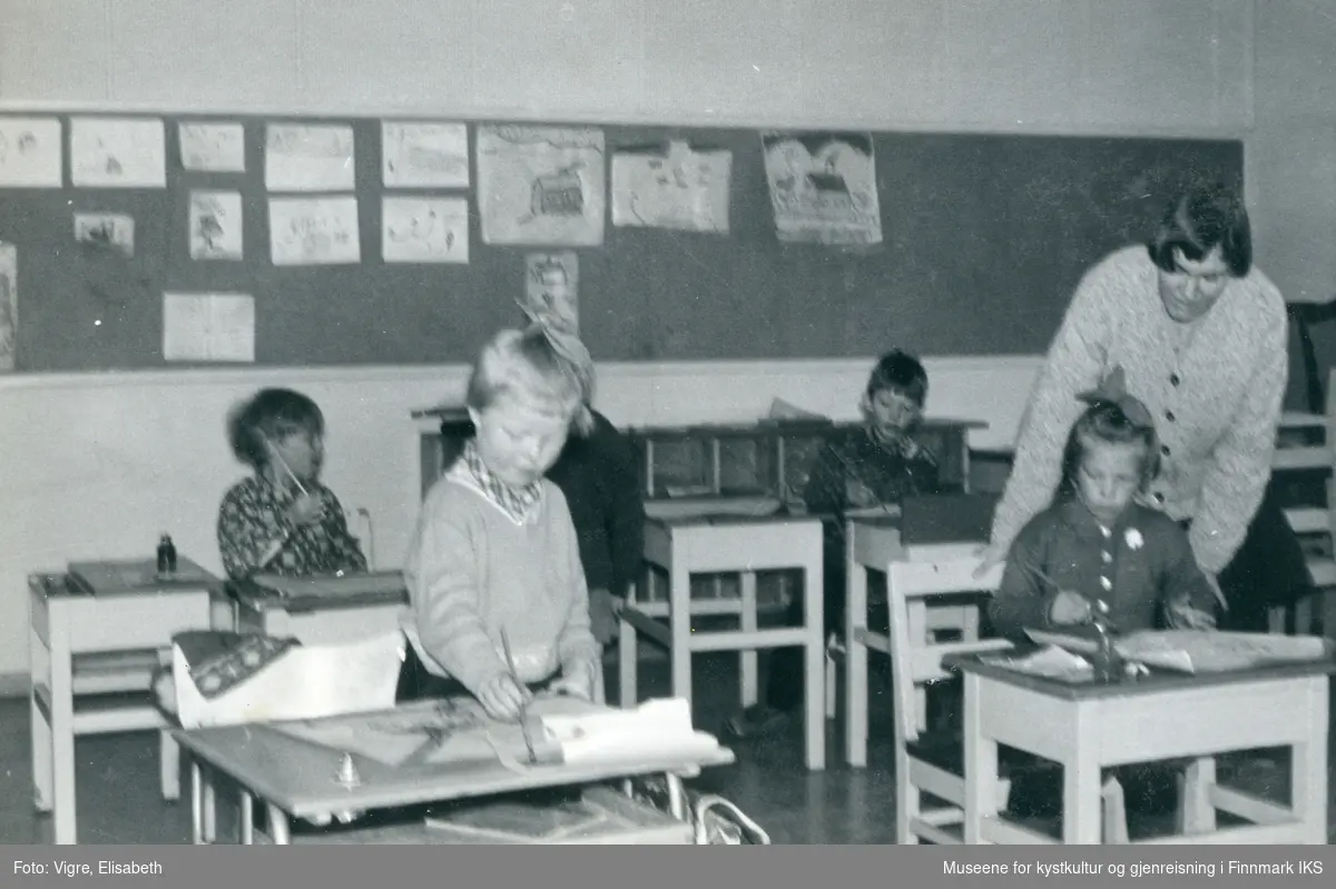 1. klasseelever i klasserommet på Solvang internatet på Sarnes. Til høyre lærerinne Elisabeth Bertelsen (g. Vigre). 1960/61.
