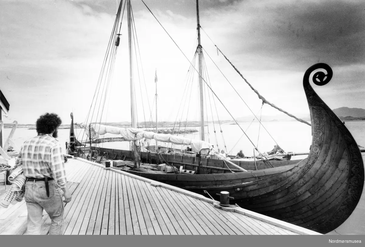 Foto trolig av Osebergskipet og Saga Signlar, sannsynligvis på Håholmen i Averøy kommune. kaiBildet er fra avisa Tidens Krav sitt arkiv i tidsrommet 1970-1994.