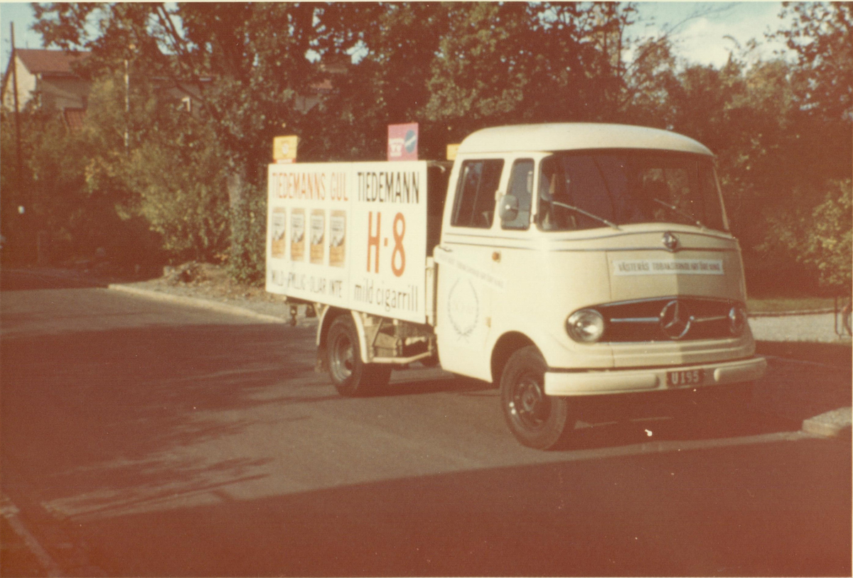 Transportbil med reklam för Tiedemanns-cigariller