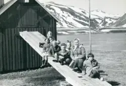 Sarnes. Gruppebilde av flere barn på en låvebrua. 1960/61.