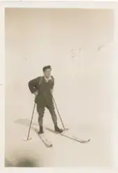 En mann står på ski på fjellet.